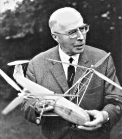 Henrich Focke mit Modell Fa 223 (Siehe Bildnachweis)